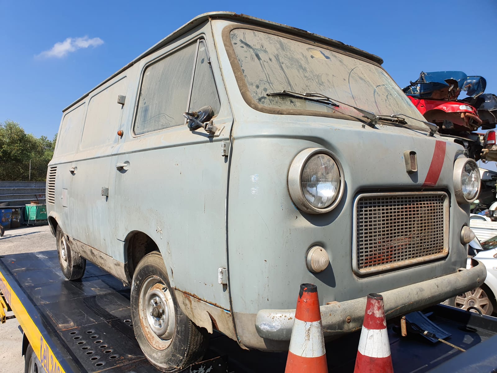 Al momento stai visualizzando FIAT 850  furgoncino degli anni 60, disponibile nel nostro autoparco di demolizione per la vendita di ricambi usati. Cell 348 584 6422