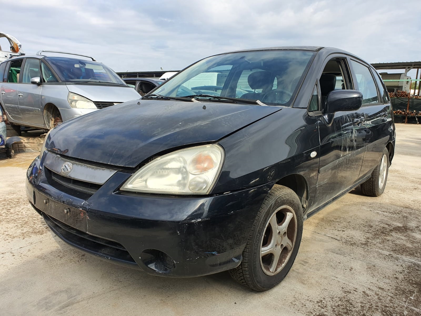 Scopri di più sull'articolo SUZUKI LIANA disponibile nel nostro autoparco di demolizione per la vendita dei ricambi usati; info solo telefonando al 348 58 46 422.