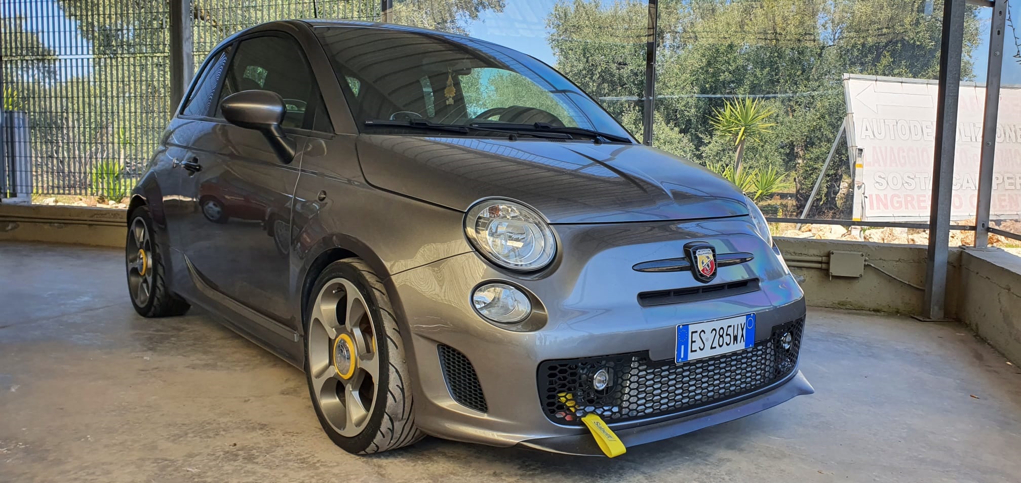 Scopri di più sull'articolo 500 Abarth del 2013, €14.000. Iper full optional, clima, abs, vetri elettrici, chiusura centralizzata, antislittamento, antifurto, autoradio, airbag, ecc… Pari al nuovo come da foto. Disponibile per visione e prova su strada anche ad operatori di settore di VS fiducia. Info solo telefonando al 348 5846422. Universal Car di Nicola Ladisa.