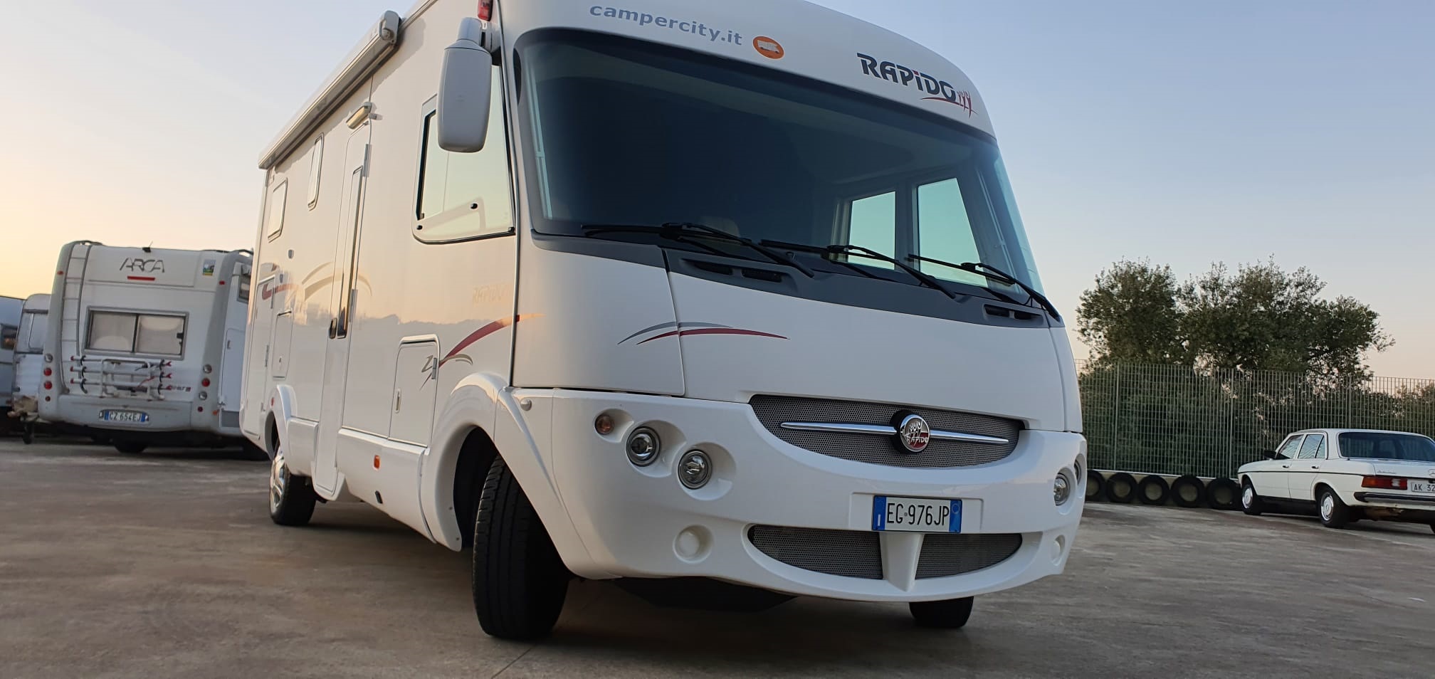 Scopri di più sull'articolo Camper Rapidò, Fiat Ducato 3.0 diesel, del 2012, in vendita presso il nostro autosalone, €57.000 con garanzia. Iper full optional, con soli 28.000 km percorsi, unico proprietario, tutti i confort, le comodità e gli accessori necessari per farsi delle vacanze in totale relax ed indimenticabili. Climatizzato, TV satellitare, pannelli solari, 4 posti letto con due letti matrimoniali, tenda veranda, garage attrezzato porta moto, abs, sensori di parcheggio con retrocamera, kit vivavoce, impianto stereo, vetri elettrici, chiusura centralizzata, antislittamento, antifurto, ecc…<br>Disponibile per visione e prova su strada anche ad operatori di settore di VS fiducia. Possibilità di finanziamento personalizzato. Valutiamo eventuali permute.<br>Info solo telefonando al 348 5846422.<br>Universal Car di Nicola Ladisa.