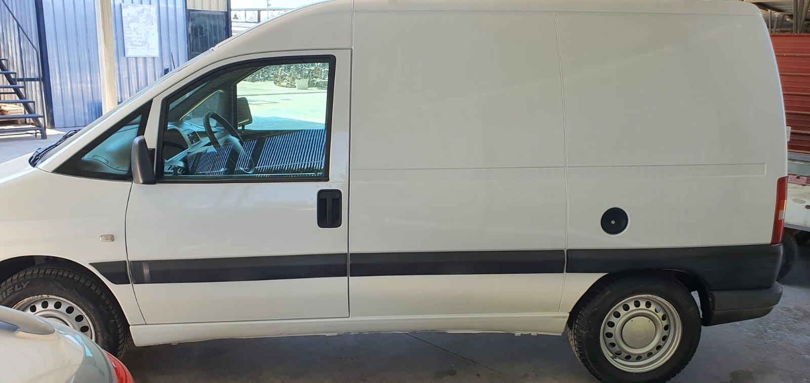 Al momento stai visualizzando Fiat Scudo 2.0 diesel del 2007 in vendita presso il nostro autosalone, €5500 con garanzia. Super accessoriato, clima, vetri elettrici, servosterzo, 3 posti a sedere, ecc…<br>Possibilità di acquisto anche pagando a rate.<br>Info solo telefonando al 348 5846422.<br>Universal Car di Nicola Ladisa.