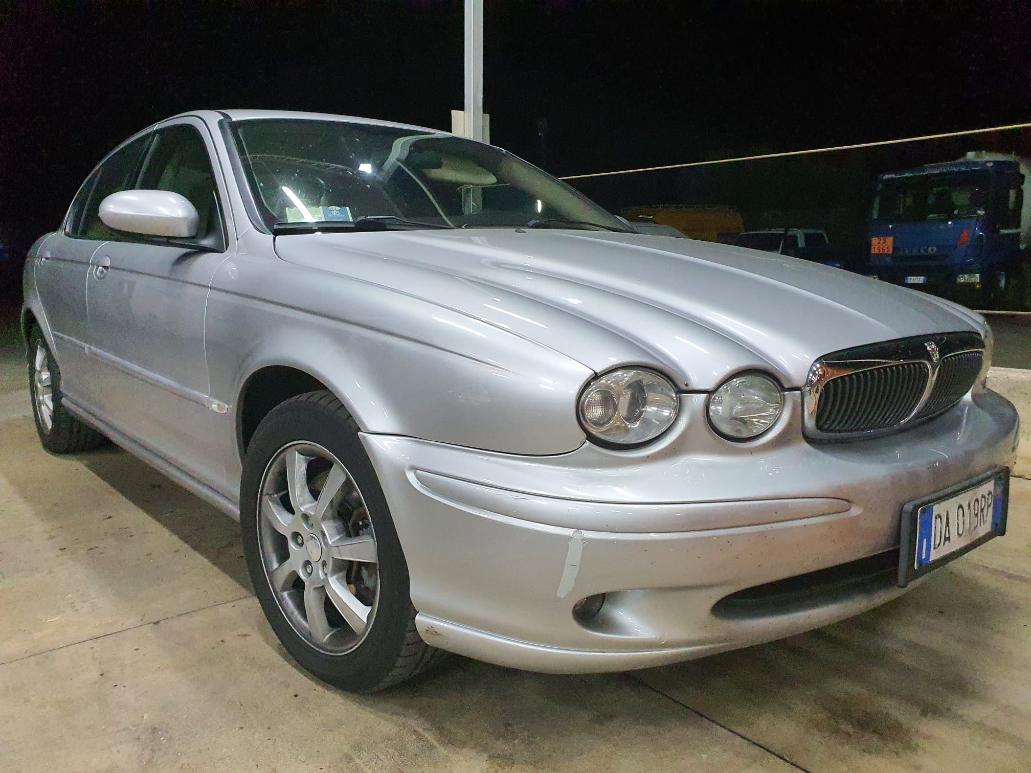 Al momento stai visualizzando Jaguar X Type 2.0 diesele del 2007 in vendita presso il nostro autosalone, €4500 con garanzia. Full optional, non fumatori, abs, antislittamento, antifurto, autoradio, airbag, vetri elettrici, chiusura centralizzata, cerchi in lega, ecc…, ben tenuta come da foto.<br>Disponibile per visione e prova su strada anche ad operatori di settore di VS fiducia. Possibilità di acquisto anche pagando a rate.<br>Info solo telefonando al 348 5846422.<br>Universal Car di Nicola Ladisa.