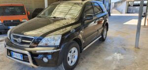 Scopri di più sull'articolo Kia Sorento 2.5 diesel del 2006 in vendita presso il nostro autosalone, €5500 con garanzia. Iper full optional, non fumatori, ben tenuta come da foto, clima, vetri elettrici, chiusura centralizzata, antislittamento, antifurto, autoradio, ecc…<br>Disponibile per visione e prova su strada anche ad operatori di settore di VS fiducia. Possibilità di acquisto anche pagando a rate.<br>Info solo telefonando al 348 5846422.<br>Universal Car di Nicola Ladisa.