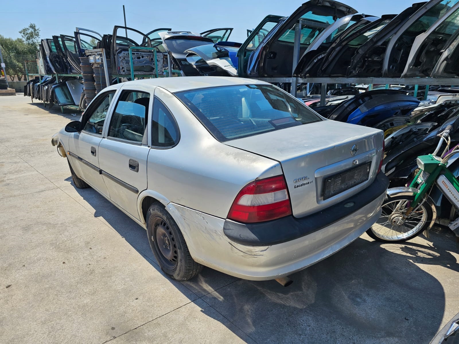 Scopri di più sull'articolo Opel Vectra 1.6 benzina disponibile nel nostro autoparco di demolizione per la vendita di ricambi usati. Info solo telefonando al 348 5846422.