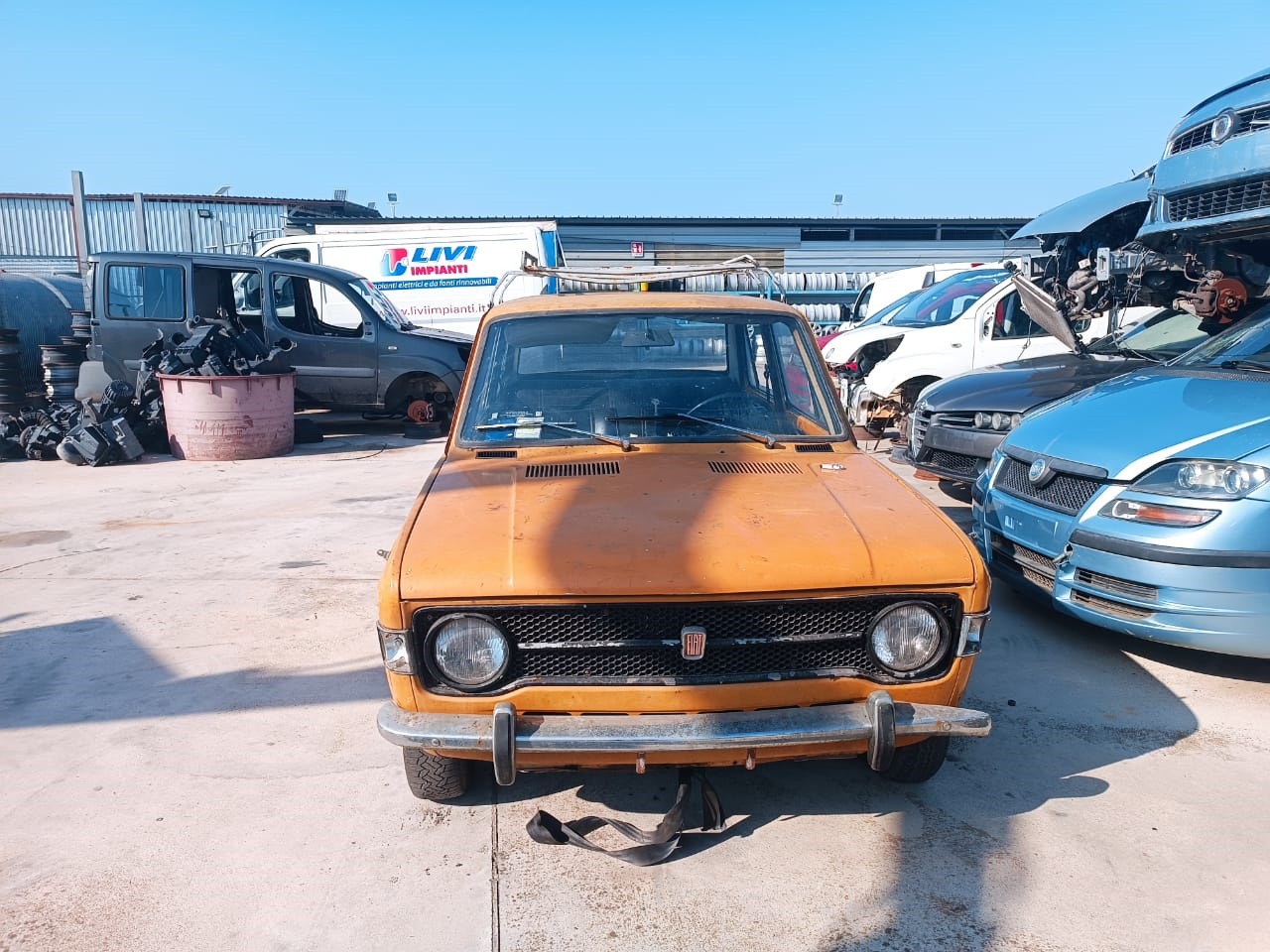 Scopri di più sull'articolo Fiat 128 del 1969 disponibile nel nostro autoparco di demolizione per la vendita dei ricambi usati. Info solo telefonando al 348 5846422. Universal Car di Nicola Ladisa.