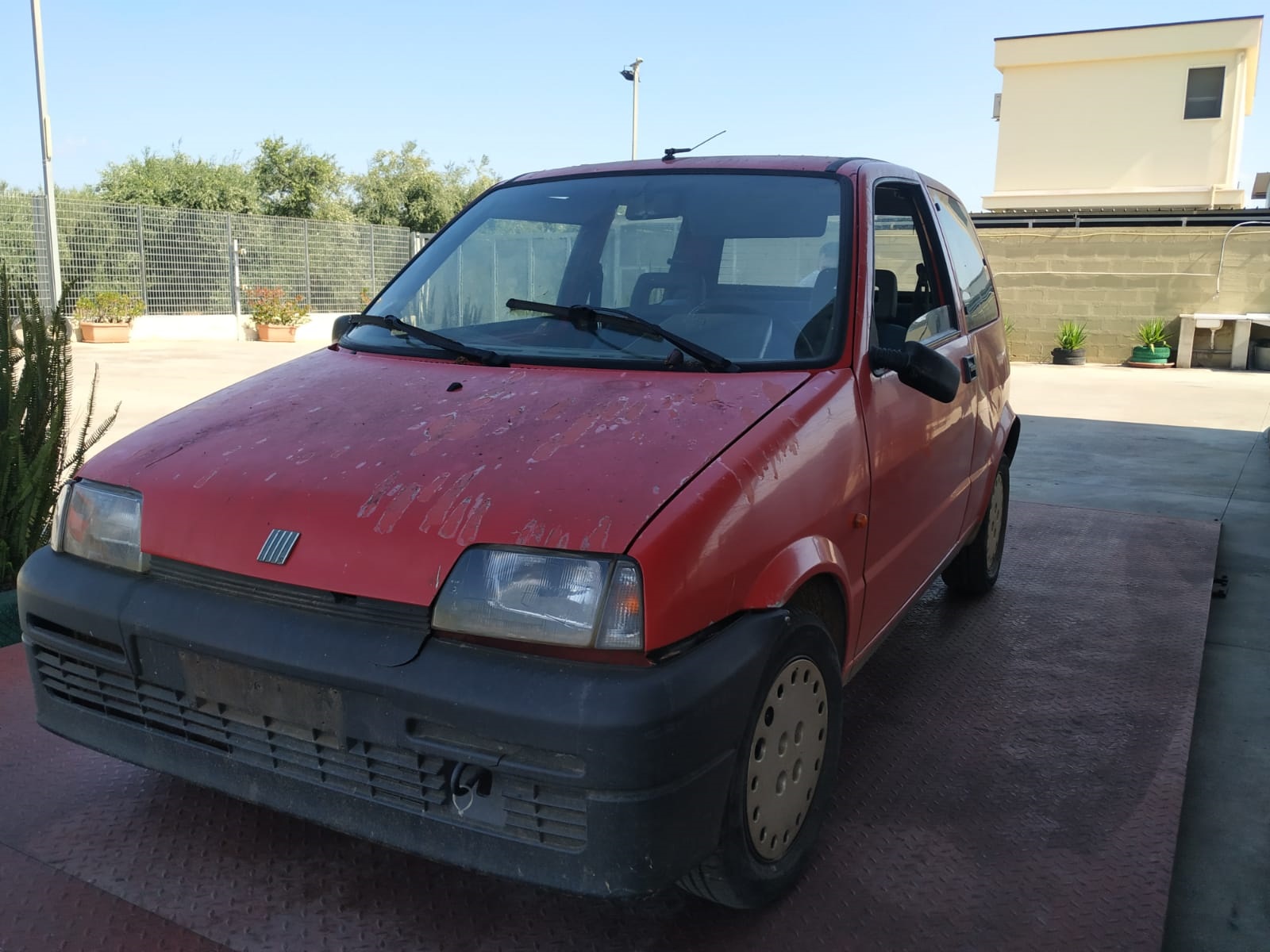 Scopri di più sull'articolo Fiat 500 del 1995 disponibile nel nostro autoparco di demolizione per la vendita dei ricambi usati. Info solo telefonando al 348 5846422. Universal Car di Nicola Ladisa.
