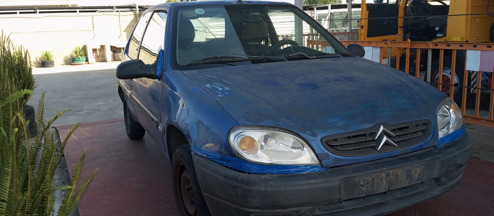 Scopri di più sull'articolo Citroen Saxo del 2000 disponibile nel nostro autoparco di demolizione per la vendita dei ricambi usati. Info solo telefonando al 348 5846422. Universal Car di Nicola Ladisa.