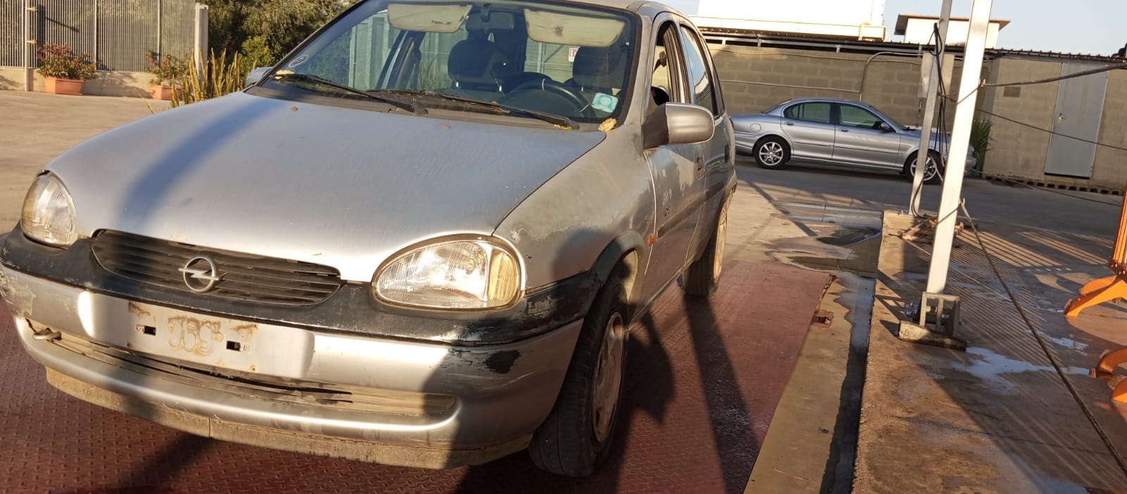 Al momento stai visualizzando Opel Corsa del 1998 disponibile nel nostro autoparco di demolizione per la vendita dei ricambi usati. Info solo telefonando al 348 5846422. Universal Car di Nicola Ladisa.