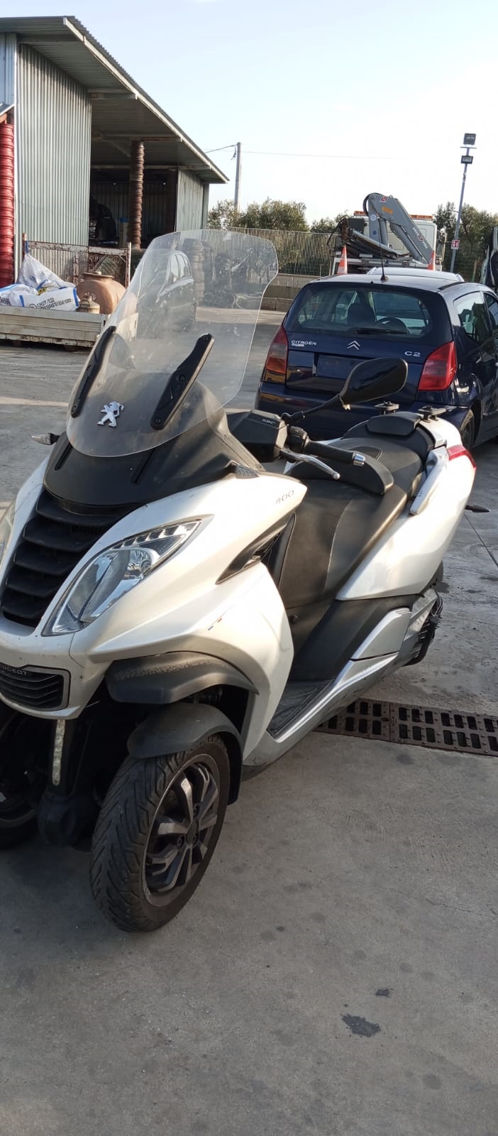 Al momento stai visualizzando Peugeot Metropolis 400 disponibile nel nostro autoparco di demolizione per la vendita dei ricambi usati. Info solo telefonando al 348 5846422. Universal Car di Nicola Ladisa.
