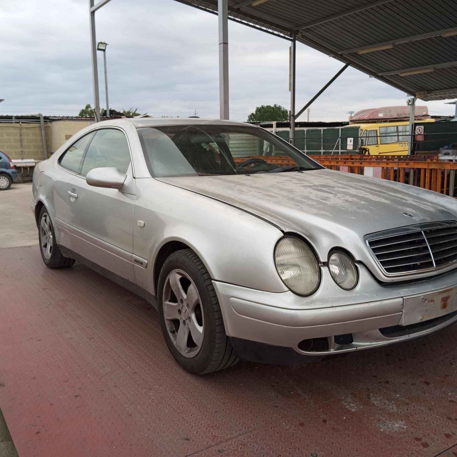 Scopri di più sull'articolo Mercedes Benz CLK 200 compressor del 1998 disponibile nel nostro autoparco di demolizione per la vendita dei ricambi usati. Info solo telefonando al 348 5846422. Universal Car di Nicola Ladisa.